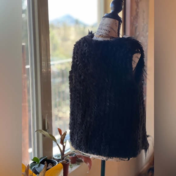 Blue illusion black faux fur vest. - Picture 3 of 4
